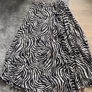 Zebramönstrad kjol - Kjol från Gina tricot, storlek M. Ankellängd. Knappt använd. 