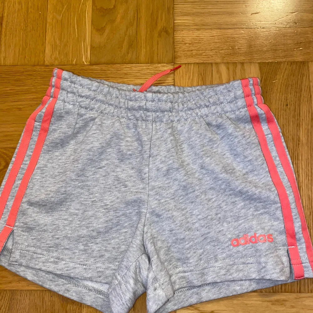 Säljer nu dessa jättefina äkta adidas shortsen köpta för ca 300kr i Adidas butiken i mos, dessa är ca 1 år gamla men knappt använda och tror att dessa komemr komma till bättre användning hos ngn annan väldigt stretchiga med snören på insidan. Säljs för 135kr. Shorts.