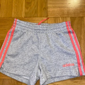 Adidas Shorts  - Säljer nu dessa jättefina äkta adidas shortsen köpta för ca 300kr i Adidas butiken i mos, dessa är ca 1 år gamla men knappt använda och tror att dessa komemr komma till bättre användning hos ngn annan väldigt stretchiga med snören på insidan. Säljs för 135kr