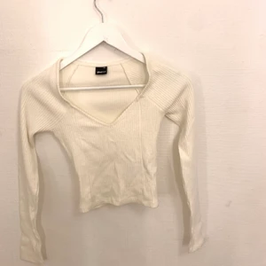 Tröja  - En vit tröja från gina tricot aldrig använt 