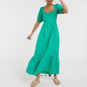 Älskar verkligen denna gröna klänningen, men tyvärr kommer den inte till användning. Den är i storlek 36 men skulle säga att den även passar både större och mindre då man själv reglerar banden i ryggen och förövrigt är ganska rymlig. Köparen står för frakten💖 