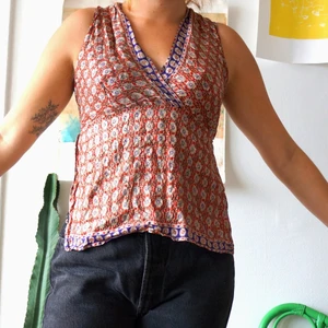 Sommartopp med öppen rygg - Så snygg knyttopp med öppen rygg! 