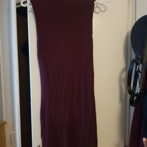 Ärmlös bodycon klänning  - Vinröd bodycon klänning. Använd en gång. Passar S-M. Köparen står för frakt 