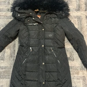 Vinter jacka  - Säljer en jättefin Roco Barroco jacka som passar perfekt till vintern. Fin figursydd och väldigt varm. Pälsen är inte äkta, ganska bra sikt används endast en vinter. Köpte den för 1200kr (skulle kunna gå ner i pris vid snabb affär)💗