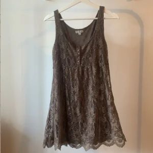 Brun spets klänning  - En otroligt söt och fin klänning som är för liten för mig runt bysten nu. Skulle passa ngn som har storlek S (eller M med små bröst)💓
