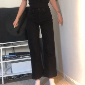 WINWIN JEANS STRL XS - Ett par supersnygga jeans från WINWIN DEMIN köpta på Carlings i storlek XS för 500 kr. I princip oanvända då de tyvärr är för små för mig. Jag är 162 cm lång och bär normalt S.