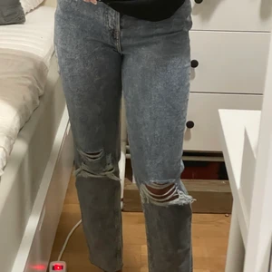 Jeans - Säljer ett par mom jeans från hm i stl 36. Säljer pga att de inte riktigt passar mig och de har använts ett fåtal gånger. Kontakta vid intresse:)