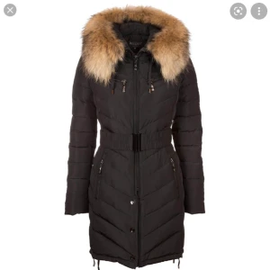 Hollies Davos Jacka - Nypris: 3500kr. Säljs pga brist på användning, använd ca 4 gånger. Storlek 32 men passar mig som är 34. Kontakta mig för mer info! ❌INTE MIN BILD❌. Frakt är tillgängligt, vet inte hur mycket det skulle kosta dock. 