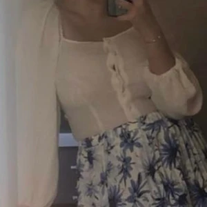 Söt vit topp från Monki! - Vit topp med knappar, knappt använd! Från Monki, storlek s/m