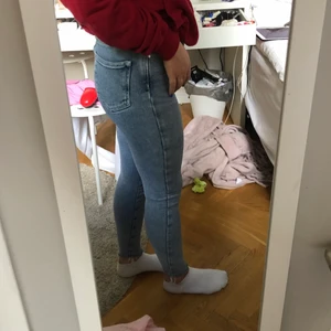 Skinny jeans XS - Blåa jeans från bikbok, sitter jätteskönt i storlek xs men skulle passa S också.