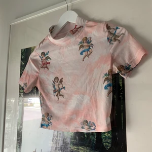 Jättesöt meshtopp med änglar - Rosa meshtopp med änglar på, sömmarna är lite trasiga men inget som förstör tröjan💗 Frakt 24kr