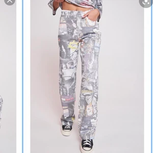 Jaded London jeans  - Säljer dessa väldigt unika jeans från Jaded London. Storlek w26 vilket jag skulle säga motsvarar en storlek S. Säljer då de inte längre kommer till användning. Pris kan diskuteras.