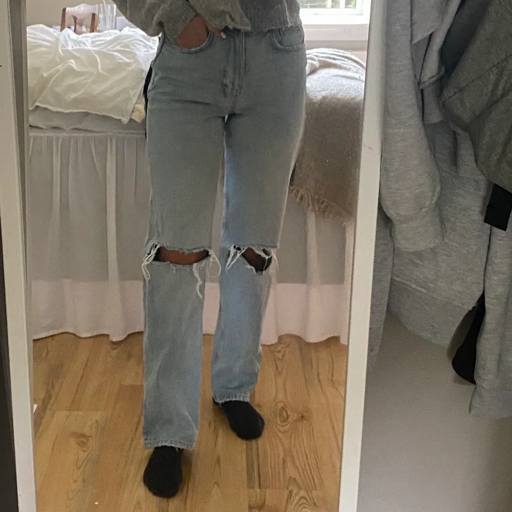 de populära ”90’s high waist jeans” från Gina Tricot - storlek 36💙💙köpta för ett lite mer än ett halvår sedan, då för 600! budgivning vid flera intresserade . Jeans & Byxor.