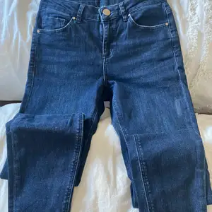 Jeans från Asos aldrig använt i och med att jag har andra favo jeans. Mörkblåa och är slitna nere vid jeansen