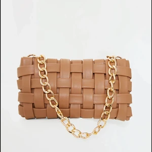 Beige handväska - Hej! Säljer min beiga handväska från Prettylittlething. Den är oanvänd och finns i förpackning. Eftersom jag glömt returnera den säljer jag den istället. I mycket fint skick.