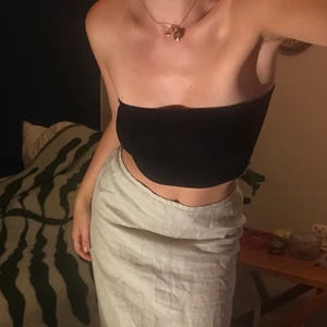 Lågmidjad linne kjol - Så skön för sommaren! 100% linne från French Connection med söt volang längst ned. Naturfärgad så beige/grå 💖 ingen storlek vad jag hittar men på mig som är en S sitter den snyggt lågmidjat