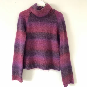 Stickad polotröja  - En så fin lila stickad polotröja🙌 strl:L men passar absolut mindre, passar mig som vanligtvis har S!  Köparen står för fraktkostnaden😊