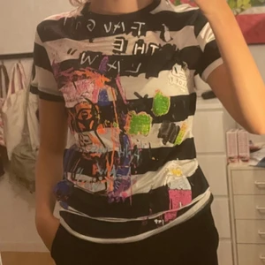 tshirt - asfet t-shirt i mesh material med coolt tryck på! storleken är ungefär XS/S skulle jag säga