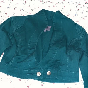 Manga maxsimum jeans i storlek L - Köpte den för inte så jätte länge sedan men använde aldrig den. Den finns i storlek L.