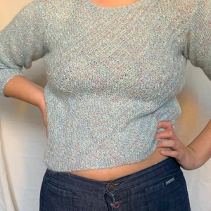 Stickad tröja  - Stickad ljusblå tröja med coola gul Rosa detaljer, kort i armarna ! 