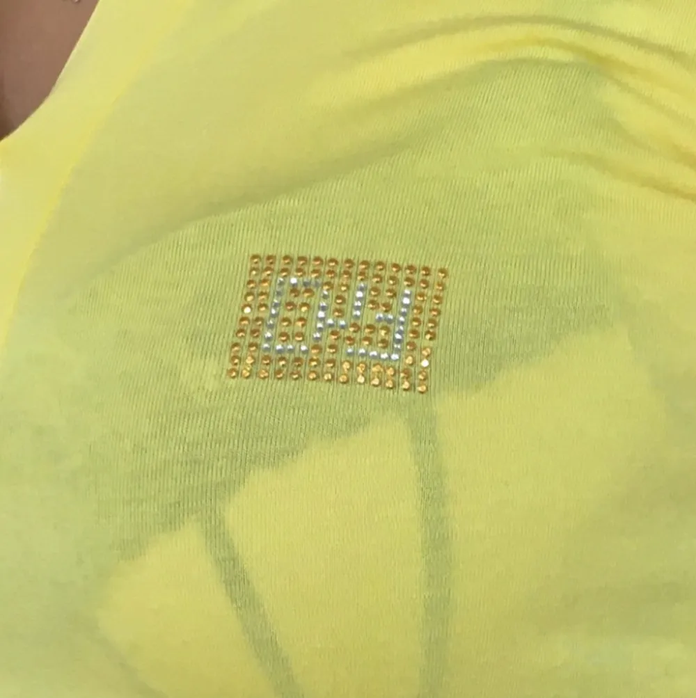Supersnygg gul t-shirt med krage och rhinestone detaljer!!💖 . T-shirts.