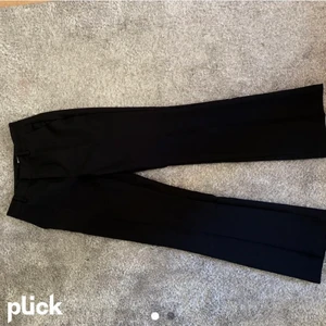 Kostymbyxor  - Säljer dessa jättefina kostymbyxor men tyvärr får jag inte jättemycket användning för de längre. Köptes för 400kr ❤️ köp direkt för 150+frakt