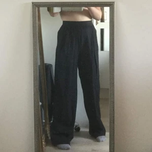 Kritstrecksrandiga byxor - Oanvända kritstrecksrandiga byxor med resår i midjan. Supersköna och stylish men tyvärr alldeles för långa för mig (är 165 cm)