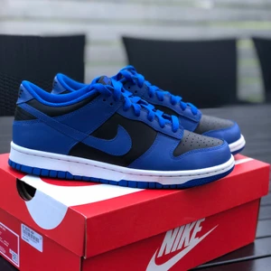 Nike dunk Low hyper cobalt  - Hej! Säljer mina nästintill helt oanvända Nike dunk hyper cobalt pga fel storlek, cond 9/10.  Originalbox och kvitto medföljer. De skickas dubbelboxat och spårbart över hela Sverige, köparen står för frakten. Buda i kommentarerna från 850kr eller köp direkt för 1099kr. Vid frågor och funderingar hör av er privat till mig!                                                                                                             