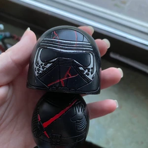 Kylo Ren figur - Kylo Ren figur köpt på Disneystore i Tokyo! Har lite skavanker på baksidan därav priset. Väldigt svår att hitta! Köpare står för frakt ❤️