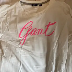 Vit tröja med rosa gant text i storlek Xs med långa armar