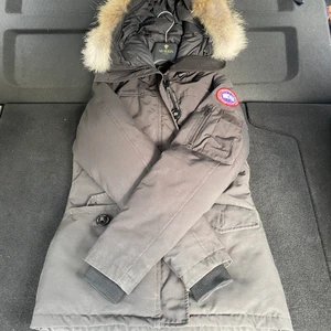 Canada Goose Jacka - Svart Canda Goose Jacka Stl XS, Dam, lång 7999 kr Canada Goose jackan Org pris: 11000kr Använd va 5 gånger Vid snabbköp kan pris diskuteras 