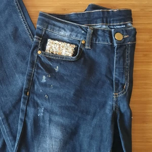Jeans med gulddetaljer Strl 36 - Fräcka jeans med gulddetaljer. Sitter riktigt snyggt i midjan. Tyvärr kan jag inte visa då de är alldeles för små.