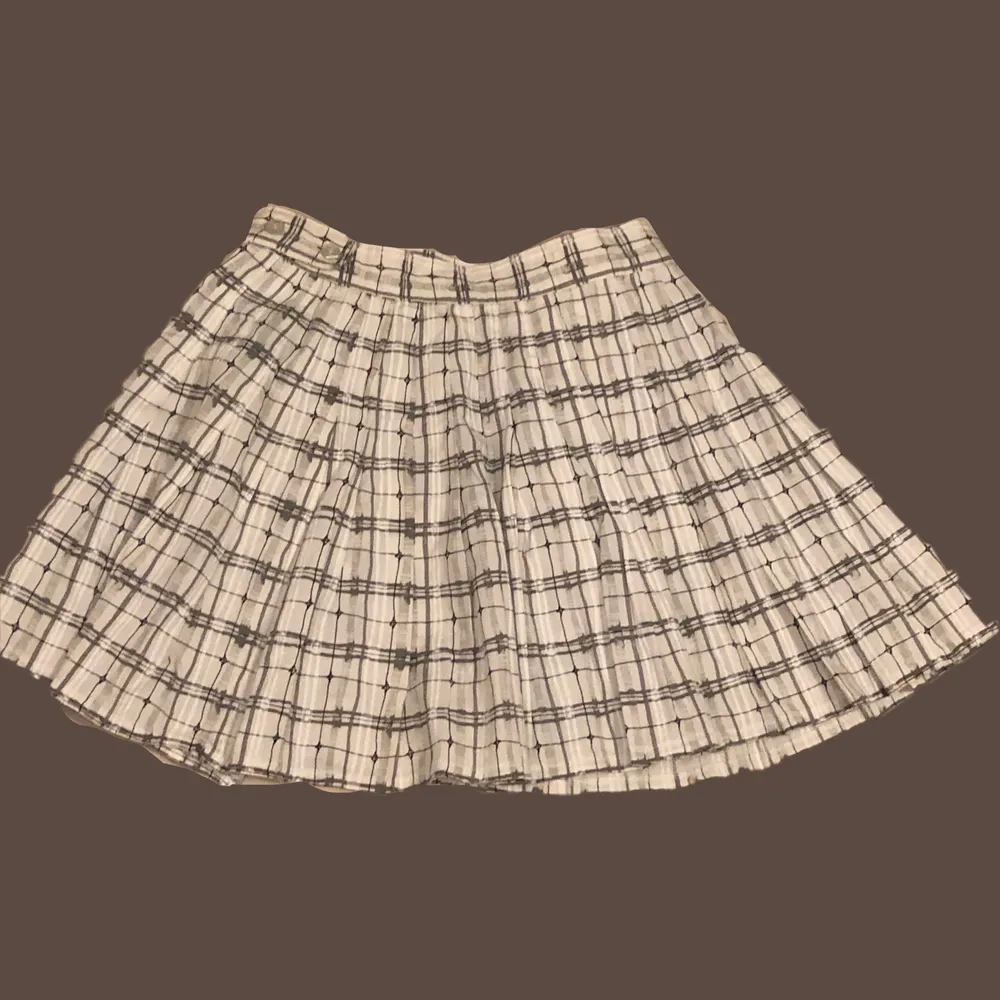 superfin rutig omlott kjol som jag tyvärr måste sälja då den är för liten. står storlek 36 (motsvarar S) men skulle säga att den mer sitter som en XS . Kjolar.