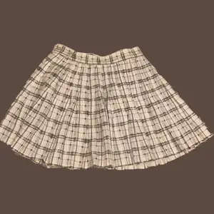 superfin rutig omlott kjol som jag tyvärr måste sälja då den är för liten. står storlek 36 (motsvarar S) men skulle säga att den mer sitter som en XS 
