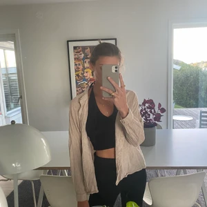 Beige linneskjorta - Jätteskön och najs beige linneskjorta - perfekt att ha över ett linne eller knäppt! Bra skick! Från australienska märket Glassons 🤎🤎