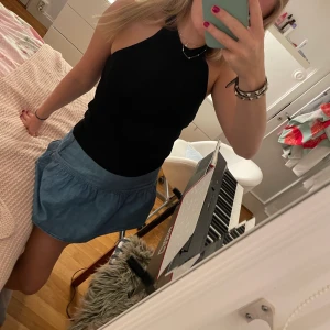 Ribbad topp - Svart ribbad topp som passar till det mesta! Använt 2 gånger. Köparen står för frakt