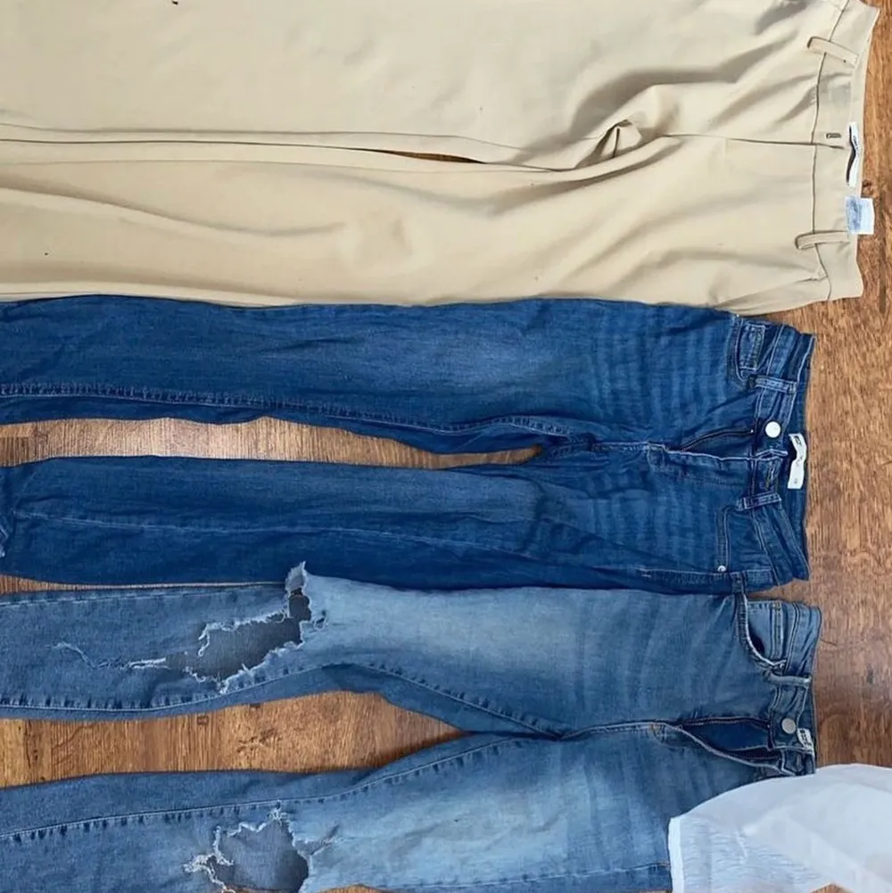 Alla tre jeans passar inte mig längre, tråkigt nog för dom satt jätte fint på och önska att dom passade! ❤️ Alla tre tillsammans kostar 300 kr! Om man väljer ett par så 150kr!. Jeans & Byxor.
