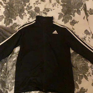 Adidas kofta - Svart adidas kofta med vita ränder , utan luva. Använd några gånger