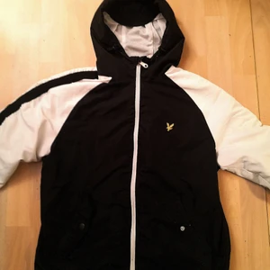 Lyle and scott vindjacka  - En perfekt höst jacka med stil. Lyle and scott är alltid snygga. Men från mig är den inte bara äkta och snygg, utan billig med. 300 kr. slå till