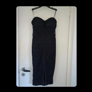 Svart klänning - Endast använd ca 2 gånger, är i bra skick! Snören till klänningen kommer med om man hellre vill ha det än armlös! Köpt i grekland🇬🇷 Skicka pm för bättre bilder!😁