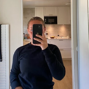 Tjocktröja i strl S - Egentligen herrmodell, men sitter jättefint. Strl S