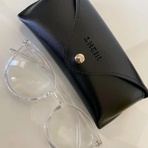 Genomskinliga glasögon  - Aldrig använda var lite för stora för mig. 