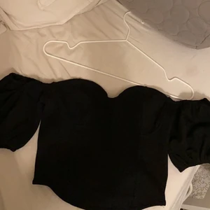 Svart offshoulder - Den har inte kommit till användning, vilket är synd för den är jätte söt med coola detaljer. Köpte den nyss från bikbok och nypriset är 249kr men säljer för 80💕💕