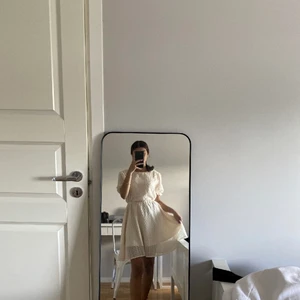 Klänning - Säljer en gullig sommar klänning, kan knytas runt median för att forma klänningen. Klänningen är också öppen som ett v i ryggen. För att tillägga är jag 1,60🥰