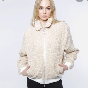 Beige Teddyjacka från Brixtol XS-S - Mysig höstjacka i Begue Teddy 40% ull! Begagnad utan hål eller skador. Fint skick, kan behövas lite tvätt längs ärmel. Finns mer bilder och mått.