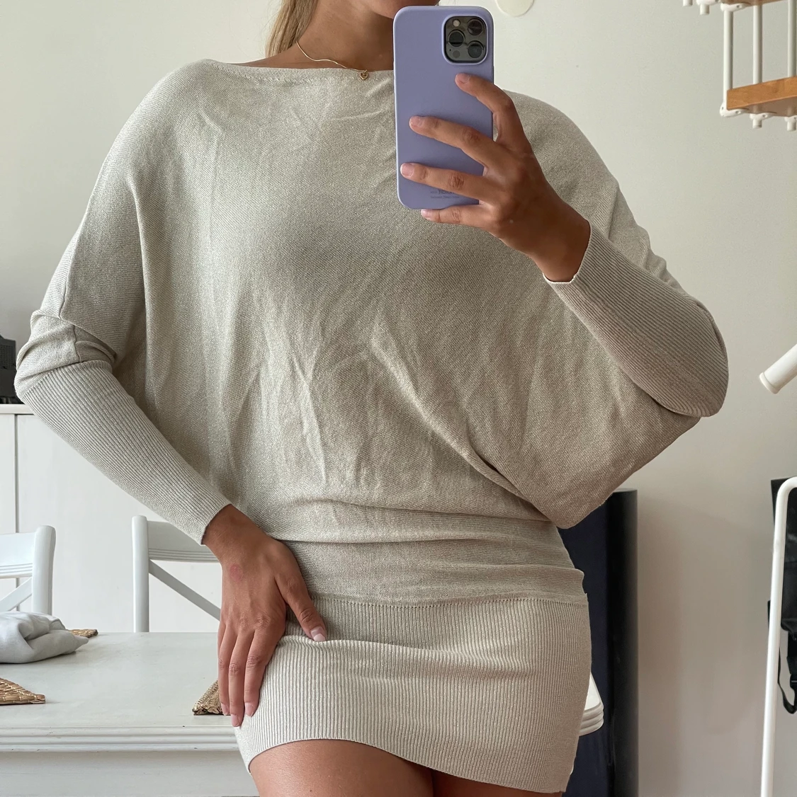 Glittrig beige klänning i stl M  - 91