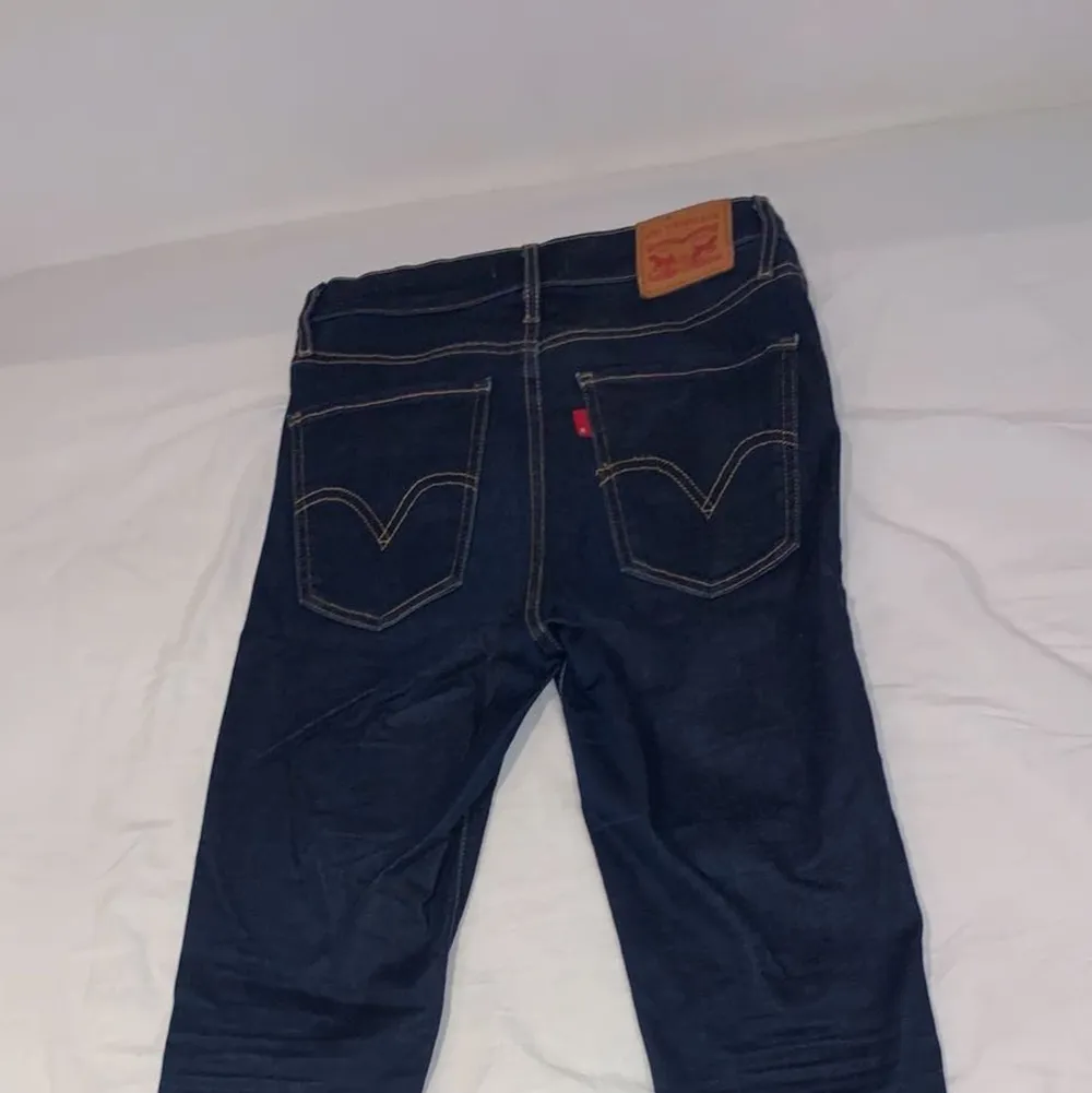 Levis mile high super skinny jeans i storlek 27. Använda ett fåtal gånger och i superbra skick. Ordinarie pris: 1000kr. (Köparen står för frakten). Jeans & Byxor.