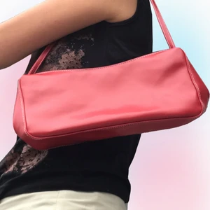 Axelväska  - Söt röd axelväska. Perfekt skick! Följ oss på instagram och kommentera för att få fri frakt på första köpet 💞