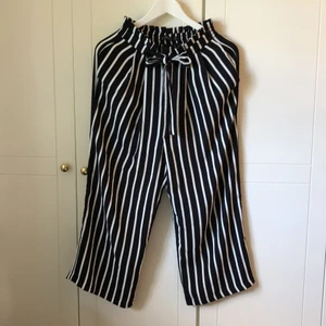 Byxor med knytning  - Jättefina randiga byxor från ZARA med raka ben och knytning i midjan! Fint skick då de knappt är använda, säljer då de är för små! Köparen står för frakten.