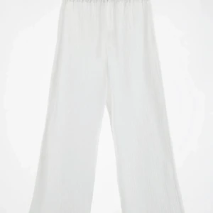 Vita byxor - Superfina byxor från zara som är använda 1 gång, har en liten fläck som säkert går bort av vanish eller liknande